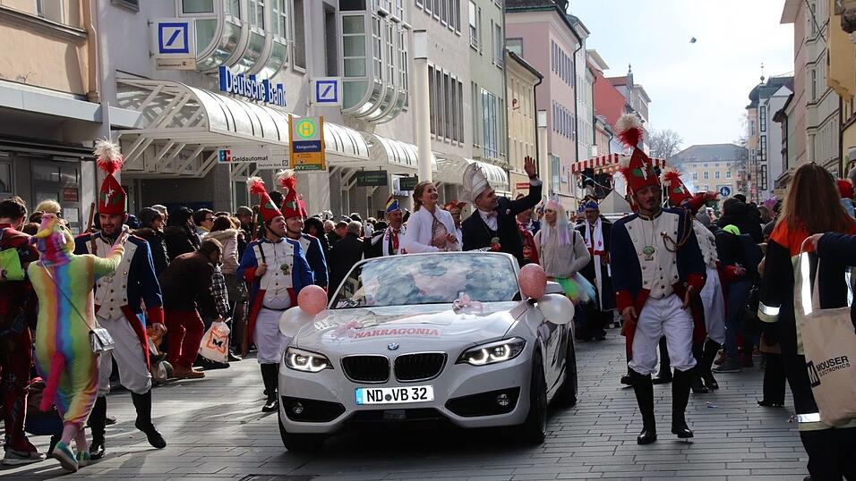 In der Regensburger Altstadt sind mit dem Ostbayerischen Faschingszug die Narren los. In der Regensburger Altstadt sind mit dem Ostbayerischen Faschingszug die Narren los.