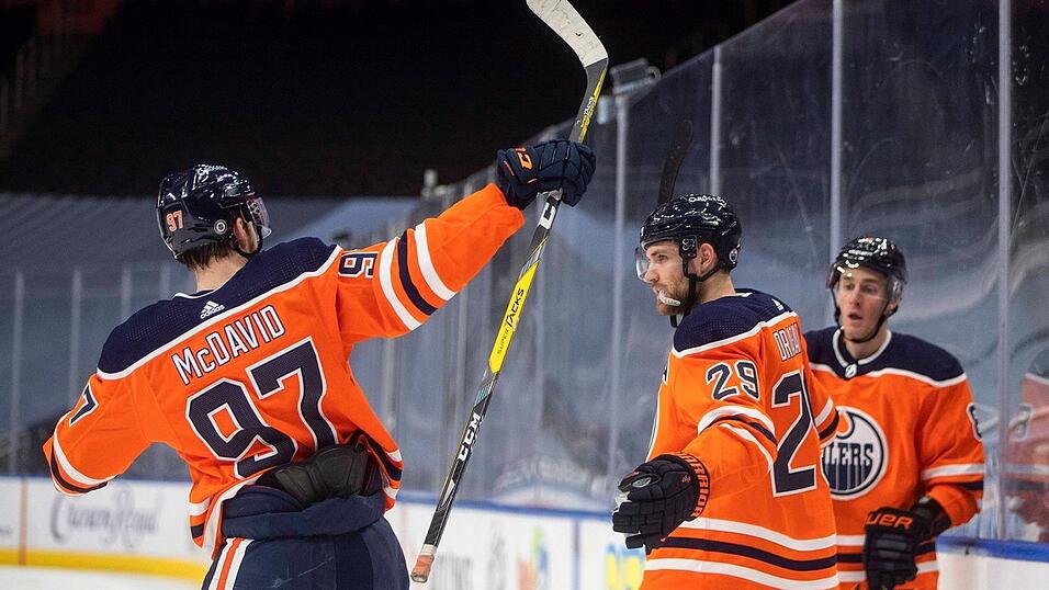 Leon Draisaitl (Mitte) erzielte den entscheidenden Treffer f&uuml;r die Edmonton Oilers.