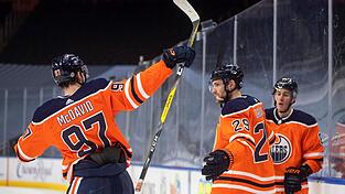 Leon Draisaitl (Mitte) erzielte den entscheidenden Treffer f&uuml;r die Edmonton Oilers.