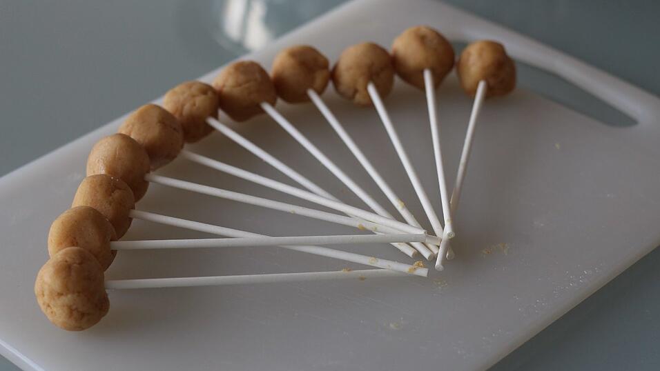 Die Stäbchen auf einer Platte im Gefrierfach erstarren lassen. Die Stäbchen auf einer Platte im Gefrierfach erstarren lassen.