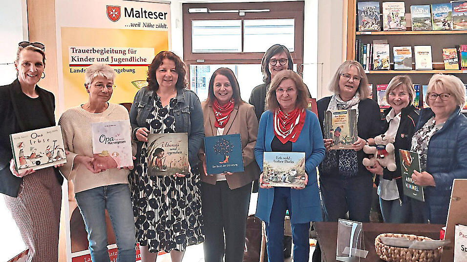 Auch die Schirmherrin des ambulanten Kinder- und Jugendhospizdienstes Ruth Müller (Dritte von links) freut sich über den 'Trostkoffer', den Koordinatorin Natja Bachmeier (Vierte von links) ins Leben gerufen hat. In der Buchhandlung Dietl in der Neustadt liegen Bücher zur Trauerbewältigung aus. Auch die Schirmherrin des ambulanten Kinder- und Jugendhospizdienstes Ruth Müller (Dritte von links) freut sich über den 'Trostkoffer', den Koordinatorin Natja Bachmeier (Vierte von links) ins Leben gerufen hat. In der Buchhandlung Dietl in der Neustadt liegen Bücher zur Trauerbewältigung aus.