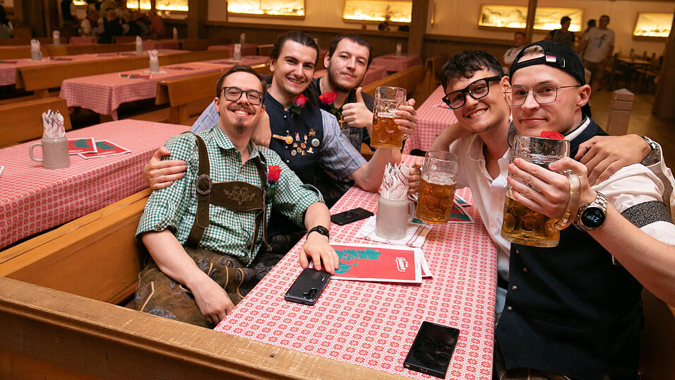 Die Partybilder vom Montag, 11. August, aus dem Festzelt Krönner. Die Partybilder vom Montag, 11. August, aus dem Festzelt Krönner.