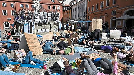 Am 22. Mai vergangenen Jahres fand die erste Liegenddemo der gleichnamigen bundesweiten Initiative in Regensburg statt. Demonstriert wird im Liegen, weil Betroffene zu schwach sind, um lange stehen zu k&ouml;nnen.