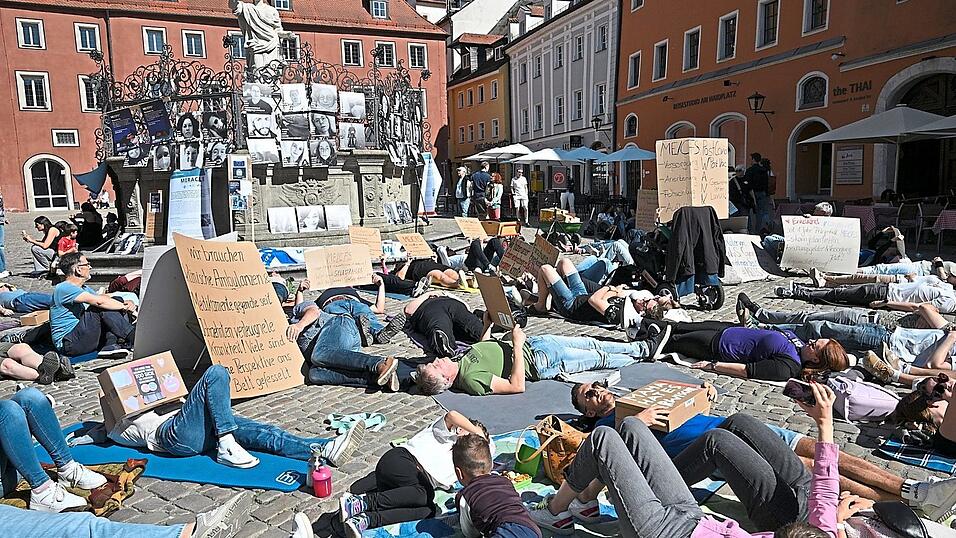 Am 22. Mai vergangenen Jahres fand die erste Liegenddemo der gleichnamigen bundesweiten Initiative in Regensburg statt. Demonstriert wird im Liegen, weil Betroffene zu schwach sind, um lange stehen zu k&ouml;nnen.