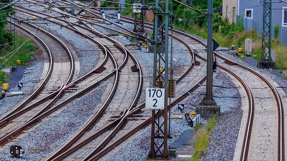 Das Bundesverkehrsministerium hatte in den Haushaltsverhandlungen auf mehr Geld für Neu- und Ausbauprojekte bei der Bahn gedrängt. (Archivbild) Das Bundesverkehrsministerium hatte in den Haushaltsverhandlungen auf mehr Geld für Neu- und Ausbauprojekte bei der Bahn gedrängt. (Archivbild)