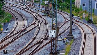 Das Bundesverkehrsministerium hatte in den Haushaltsverhandlungen auf mehr Geld für Neu- und Ausbauprojekte bei der Bahn gedrängt. (Archivbild) Das Bundesverkehrsministerium hatte in den Haushaltsverhandlungen auf mehr Geld für Neu- und Ausbauprojekte bei der Bahn gedrängt. (Archivbild)