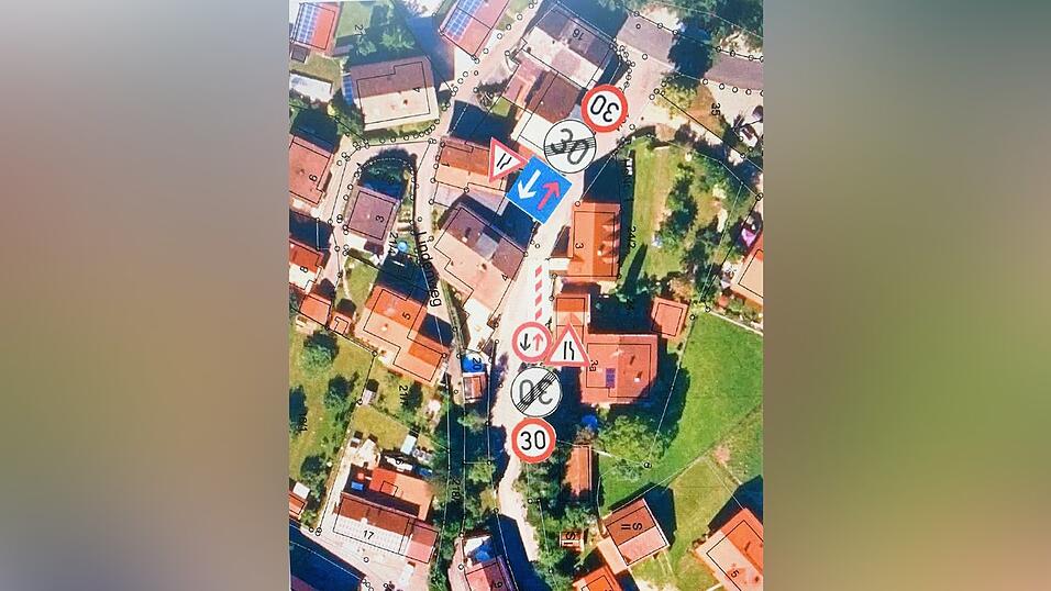 Der Begegnungsverkehr in der unteren Scharebenstraße soll durch eine Vorfahrtsregelung und die Beschränkung auf 30 km/h für alle Verkehrsteilnehmer sicherer werden. Der Begegnungsverkehr in der unteren Scharebenstraße soll durch eine Vorfahrtsregelung und die Beschränkung auf 30 km/h für alle Verkehrsteilnehmer sicherer werden.