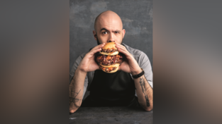 Kann man das wirklich essen? Diese Frage stellt sich Andrew Rea auf seinem Kanal öfters, wenn er Rezepte aus bekannten Serien und Filmen nachkocht.