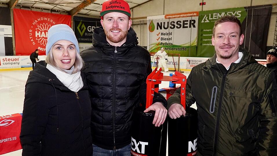 Freuen sich auf viele Sportbegeisterte und Schlittschuhl&auml;ufer in der neuen Eislaufarena an der Landshuter Stra&szlig;e 45 b (von links) Crissi und Ferdinand B&uuml;chl und Patrick Murray.