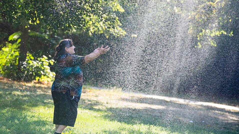 Der Rasensprenger ist im Sommer nicht nur gut, um den Garten zu bewässern. Er sorgt auch bei Menschen für Abfrischung. Der Rasensprenger ist im Sommer nicht nur gut, um den Garten zu bewässern. Er sorgt auch bei Menschen für Abfrischung.