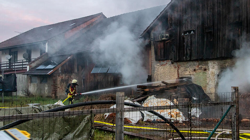 Auf einem Hof in Niederalteich ist ein Feuer ausgebrochen. Die Feuerwehr bek&auml;mpfte die Flammen.