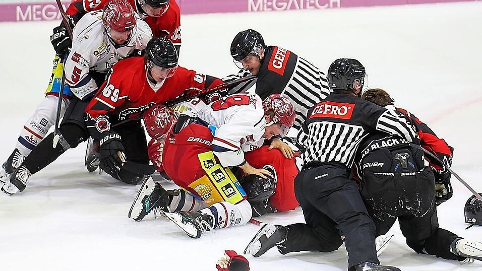 Bereits in der Vorbereitung kam es zum Vergleich zwischen Deggendorf (in weißen Trikots) und Passau, in dem es auf dem Eis sehr emotional zuging; nun steht das Niederbayern-Derby in der Drei-Flüsse-Stadt an. Bereits in der Vorbereitung kam es zum Vergleich zwischen Deggendorf (in weißen Trikots) und Passau, in dem es auf dem Eis sehr emotional zuging; nun steht das Niederbayern-Derby in der Drei-Flüsse-Stadt an.