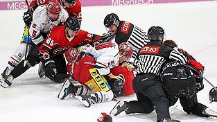 Bereits in der Vorbereitung kam es zum Vergleich zwischen Deggendorf (in wei&szlig;en Trikots) und Passau, in dem es auf dem Eis sehr emotional zuging; nun steht das Niederbayern-Derby in der Drei-Fl&uuml;sse-Stadt an.