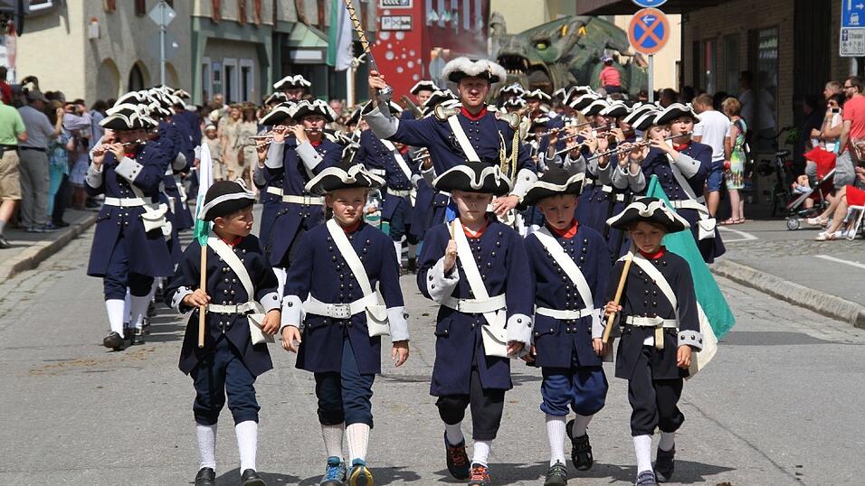 Die schönsten Augenblicke des historischen Drachenstich-Festzuges 2016. Die schönsten Augenblicke des historischen Drachenstich-Festzuges 2016.