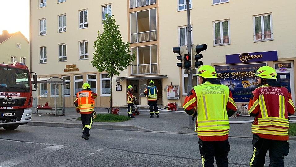 Ersten Informationen zufolge könnte auch Brandstiftung als Ursache für das Feuer infrage kommen.