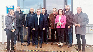 Bürgermeister der Gemeinden Wörth und Niederaichbach, Landrat Peter Dreier, die Abgeordneten Nicole Bauer, MdB, und Jutta Widmann, MdL, dankten den Vertretern der Autobahnpolizei Wörth und der Autobahnmeisterei herzlich für ihren Einsatz für die Sicherheit der Bevölkerung.