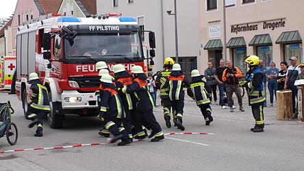 Bevor die hier dargestellten Vorführungen der Feuerwehr und ihrer Jugend am Marktplatz von Pilsting durchgeführt werden konnte, musste die Feuerwehr zu einem echten Einsatz ausrücken. 