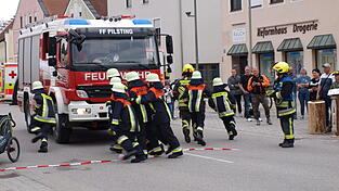 Bevor die hier dargestellten Vorführungen der Feuerwehr und ihrer Jugend am Marktplatz von Pilsting durchgeführt werden konnte, musste die Feuerwehr zu einem echten Einsatz ausrücken. 