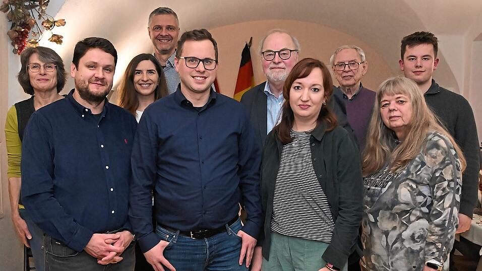 Diese SPD-Mitglieder kandidieren um einen Sitz im Stadtrat. Die Liste f&uuml;hren Raphael Gritschmeier und Christina Luttner (vorne, Mitte) an.