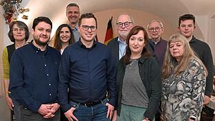 Diese SPD-Mitglieder kandidieren um einen Sitz im Stadtrat. Die Liste f&uuml;hren Raphael Gritschmeier und Christina Luttner (vorne, Mitte) an.