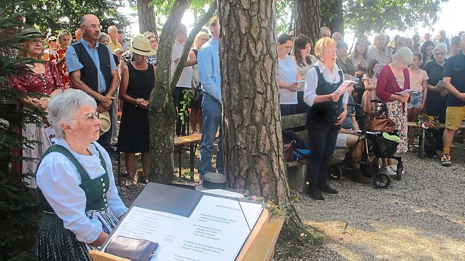 Viele Marienlieder wurden gesungen. Viele Marienlieder wurden gesungen.