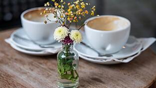 Zusammen Kaffee trinken und sich erzählen, was so los ist, ist ins Zwielicht geraten. (Illustration) Zusammen Kaffee trinken und sich erzählen, was so los ist, ist ins Zwielicht geraten. (Illustration)