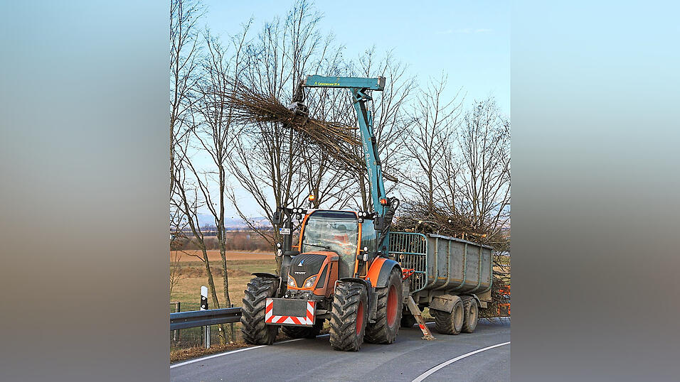 R&uuml;ckschnitt und Geh&ouml;lzpflege am Anschlussast zur B20: Mit dem Greifarm wird das Schnittgut aufgeladen.