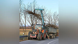 R&uuml;ckschnitt und Geh&ouml;lzpflege am Anschlussast zur B20: Mit dem Greifarm wird das Schnittgut aufgeladen.