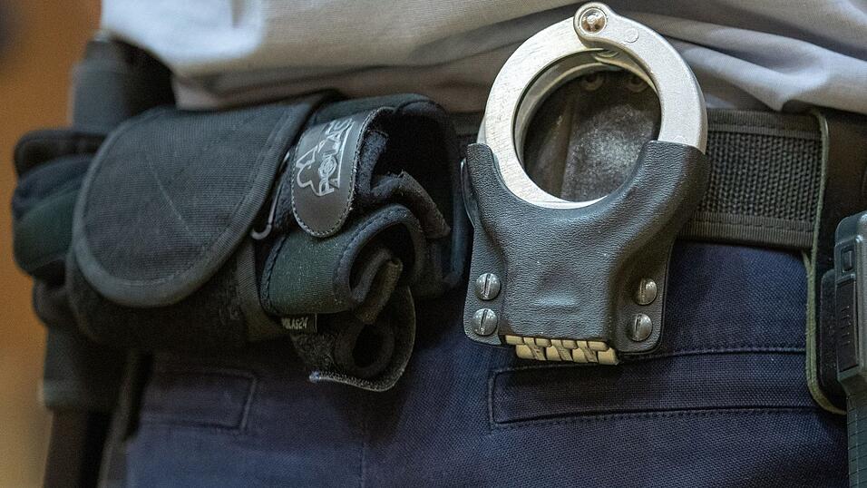 Am Regensburger Bahnhof wurde am Freitagabend ein betrunkener 26-Jähriger in Gewahrsam genommen, der eine Frau mit einer Flasche beworfen hatte. (Symbolbild)
