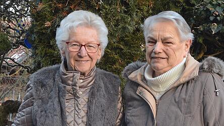 Irmi Goth (l.) &uuml;bergab 15.000 Euro an Christine Meier (r.) von der Elterninitiative &bdquo;Intern3&ldquo;.