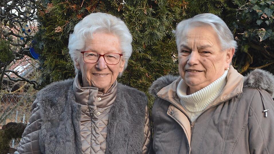 Irmi Goth (l.) &uuml;bergab 15.000 Euro an Christine Meier (r.) von der Elterninitiative &bdquo;Intern3&ldquo;.