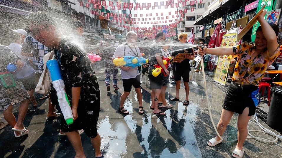 Zu Songkran finden landesweit ausgelassene Wasserschlachten statt. (Archivbild) Zu Songkran finden landesweit ausgelassene Wasserschlachten statt. (Archivbild)