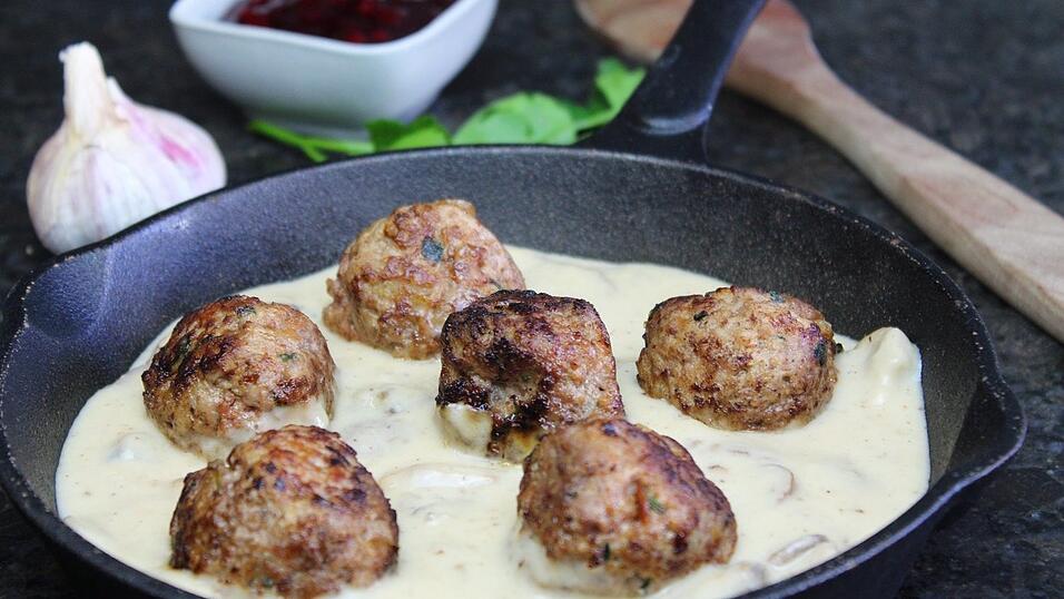 Wer in Schweden 'Köttbullar' so ausspricht wie es geschrieben steht, wird wohl nur fragende Blicke ernten. Denn: Ein 'K', das einem 'Ö' voransteht, wird als 'Sch' ausgesprochen. Also 'Schöttbular'. Damit wäre das schon einmal geklärt. Was unterscheidet nun die schwedischen Hackbällchen von unseren Fleischpflanzerl? Berechtigte Frage. Ist außer der Form sonst noch ein gravierender Unterschied festzustellen? Ja: Schwedische Hackbällchen werden oftmals mit Elchfleisch zubereitet.