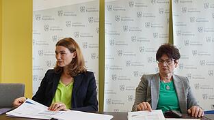 Landrätin Tanja Schweiger (links) und Kreiskämmerin Petra Grimm stellten die Eckdaten des Haushalts vor.