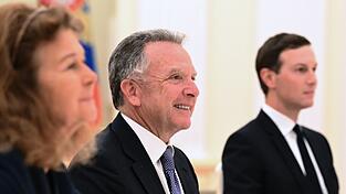 Witkoff (M) und Kushner (r) waren am Dienstag für Ukraine-Verhandlungen zu Gast im Kreml. Witkoff (M) und Kushner (r) waren am Dienstag für Ukraine-Verhandlungen zu Gast im Kreml.