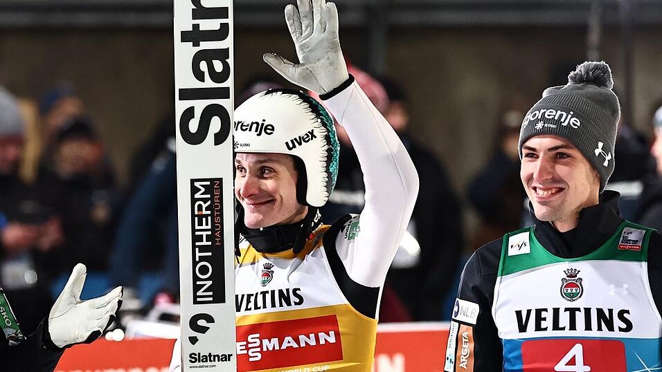 Domen Prevc (l) freut sich &uuml;ber den Sieg, sein Landsmann Timi Zajc wird sp&auml;ter disqualifiziert.