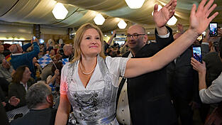 AfD-Landeschef Stephan Protschka (r.) und Fraktionschefin Katrin Ebner-Steiner werben in Osterhofen für den „Rathaussturm“. AfD-Landeschef Stephan Protschka (r.) und Fraktionschefin Katrin Ebner-Steiner werben in Osterhofen für den „Rathaussturm“.