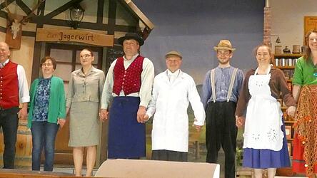 Regisseur Josef Aigner, Souffleuse Annemarie Egglseder und die Darsteller Rebecca Ortner, Michael H&auml;glsperger, Hans Rainer, Franz Steckermeier, Katrin Plankl, Elfriede Heller und Andreas Niedermeier (von links).