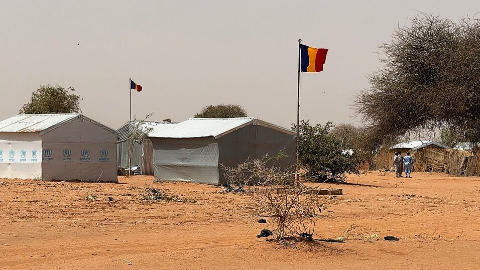 Die tschadische Fahne weht am Eingang des Flüchtlingslagers Aboutengé. Die tschadische Fahne weht am Eingang des Flüchtlingslagers Aboutengé.