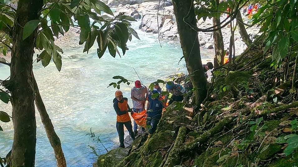 Die beiden Österreicher stürzten von einer Hängebrücke in die Tiefe, nachdem mehrere Holzbalken eingestürzt waren. Die beiden Österreicher stürzten von einer Hängebrücke in die Tiefe, nachdem mehrere Holzbalken eingestürzt waren.