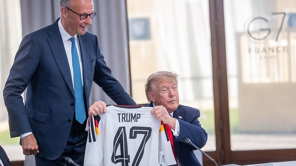 So richtig happy ist Trump mit seinem Geschenk offensichtlich nicht. So richtig happy ist Trump mit seinem Geschenk offensichtlich nicht.