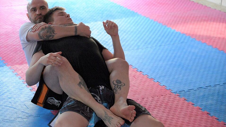 Sinnloses Prügeln? Beim Kampfsport MMA kommt es auch auf die Technik und die geistige und körperliche Fitness an. Sinnloses Prügeln? Beim Kampfsport MMA kommt es auch auf die Technik und die geistige und körperliche Fitness an.