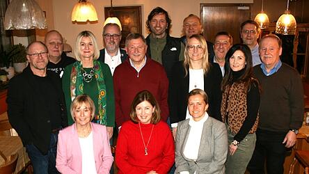 Die anwesenden Kandidatinnen und Kandidaten f&uuml;r die Kreistagswahl mit Wahlleiter Heinrich Schmidt und Kreisvorsitzender Sabrina Laschinger (v. r.).