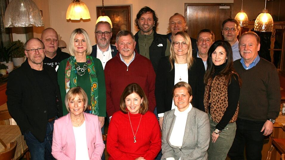 Die anwesenden Kandidatinnen und Kandidaten für die Kreistagswahl mit Wahlleiter Heinrich Schmidt und Kreisvorsitzender Sabrina Laschinger (v. r.). Die anwesenden Kandidatinnen und Kandidaten für die Kreistagswahl mit Wahlleiter Heinrich Schmidt und Kreisvorsitzender Sabrina Laschinger (v. r.).