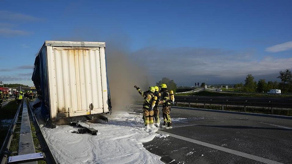 Auf der A3 bei Metten ist ein Lastwagen in Vollbrand geraten. Die Fahrbahn Richtung Passau wurde komplett gesperrt.