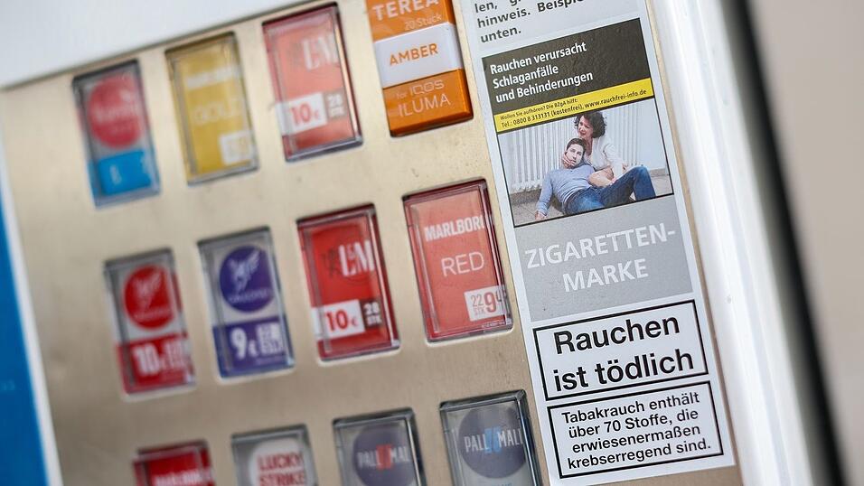 Die Männer sollen mit dem Radlader zwei Zigarettenautomaten aus ihrer Verankerung gerissen haben. (Symbolbild) Die Männer sollen mit dem Radlader zwei Zigarettenautomaten aus ihrer Verankerung gerissen haben. (Symbolbild)