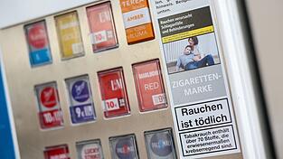 Die Männer sollen mit dem Radlader zwei Zigarettenautomaten aus ihrer Verankerung gerissen haben. (Symbolbild) Die Männer sollen mit dem Radlader zwei Zigarettenautomaten aus ihrer Verankerung gerissen haben. (Symbolbild)