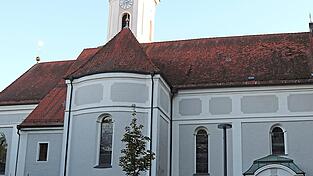 In ihrer heutigen, barocken Form wurde die Pfarrkirche St. Vitus in Au in den Jahren 1688/89 durch den Baumeister Georg Hübler erbaut. In ihrer heutigen, barocken Form wurde die Pfarrkirche St. Vitus in Au in den Jahren 1688/89 durch den Baumeister Georg Hübler erbaut.