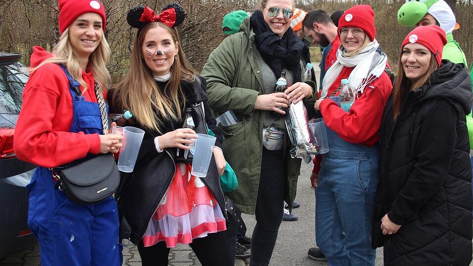 Viele Faschings-Fans haben sich am Samstag den Umzug in Langenbach angesehen. Viele Faschings-Fans haben sich am Samstag den Umzug in Langenbach angesehen.
