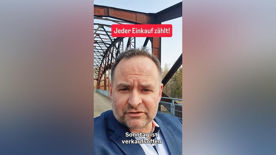 Christian Ries vom Landauer Gesch&auml;ft &bdquo;Sch&ouml;nes & Wolle&ldquo; wirkt im Video auf den ersten Blick wie ein Kommunalpolitiker - und &uuml;berrascht dann die Zuschauer.